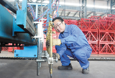 “泥瓦匠”造出固沙車(chē)（聚焦供給側改革·我的故事）