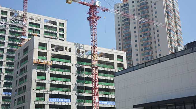 甘肅建投裝備制造有限公司是甘肅省建設投資（控股）集團有限公司直屬企業(yè)，成立于2010年10月，坐落于甘肅蘭州彭家坪國家級裝備制造工業(yè)園，占地155畝，是西北地區最早具有起重機械生產(chǎn)資質(zhì)的企業(yè)，年產(chǎn)各類(lèi)型號起重機械500余臺。建司十年來(lái)，公司先后榮獲年度中國塔機行業(yè)十強企業(yè)、全國售后服務(wù)先進(jìn)單位、全國建筑施工機械租賃50強企業(yè)等30余項榮譽(yù)稱(chēng)號...