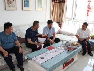 走訪(fǎng)慰問(wèn)困難黨員 組織關(guān)懷溫暖人心