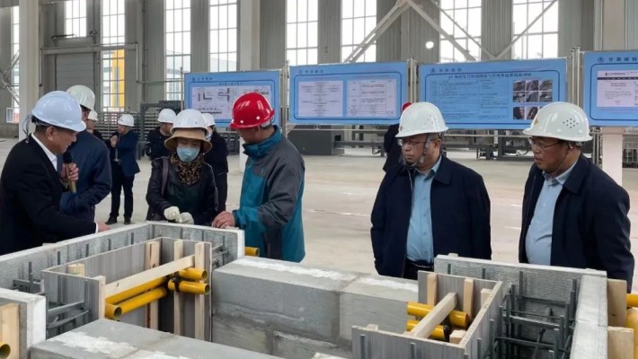 【“三抓三促行動(dòng)”】省住建廳標準辦盧勃一行考察調研 甘肅建投裝備公司“免拆復合保溫模板”項目