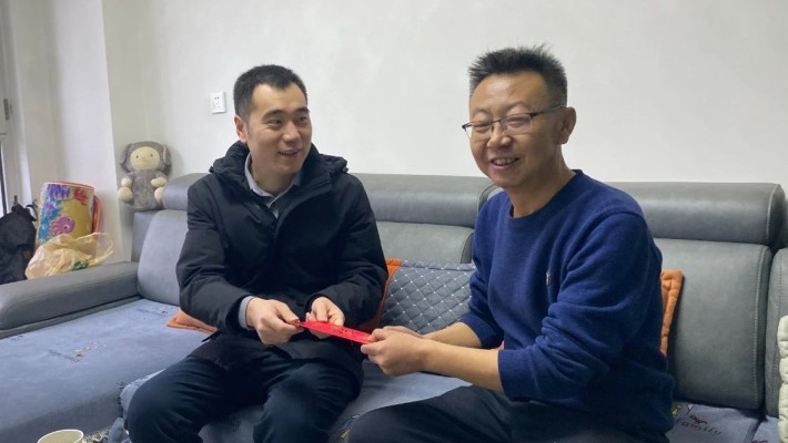 裝備公司領(lǐng)導走訪(fǎng)慰問(wèn)困難職工